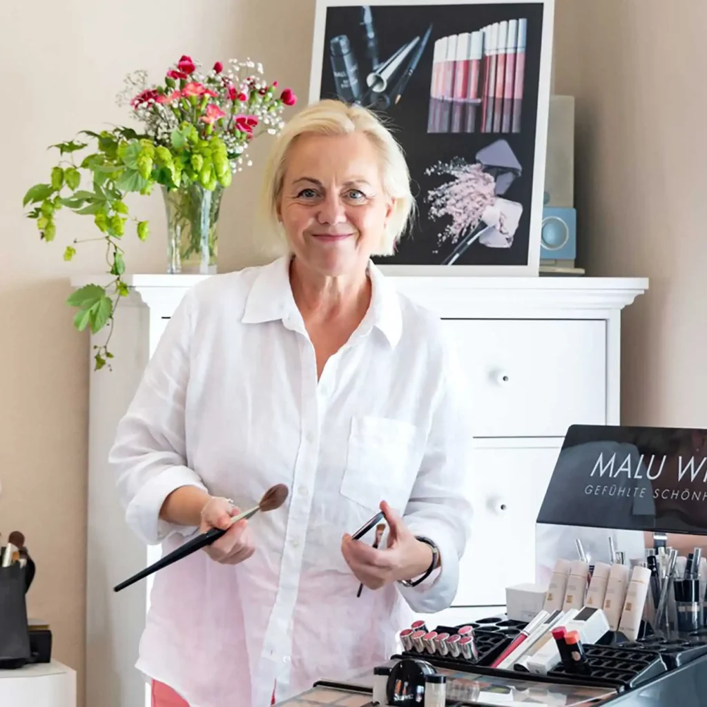 Friseursalon Lengert - (Inhaberin Friseurmeisterin Susanne Weinrich) Schönheit beginnt mit Selbstbewusstsein und einer guten Friseurin. - Friseurleistungen - Typberatung - Pflegende & dekorative Kosmetik von MaluWIlz - Aufsteller im Salon