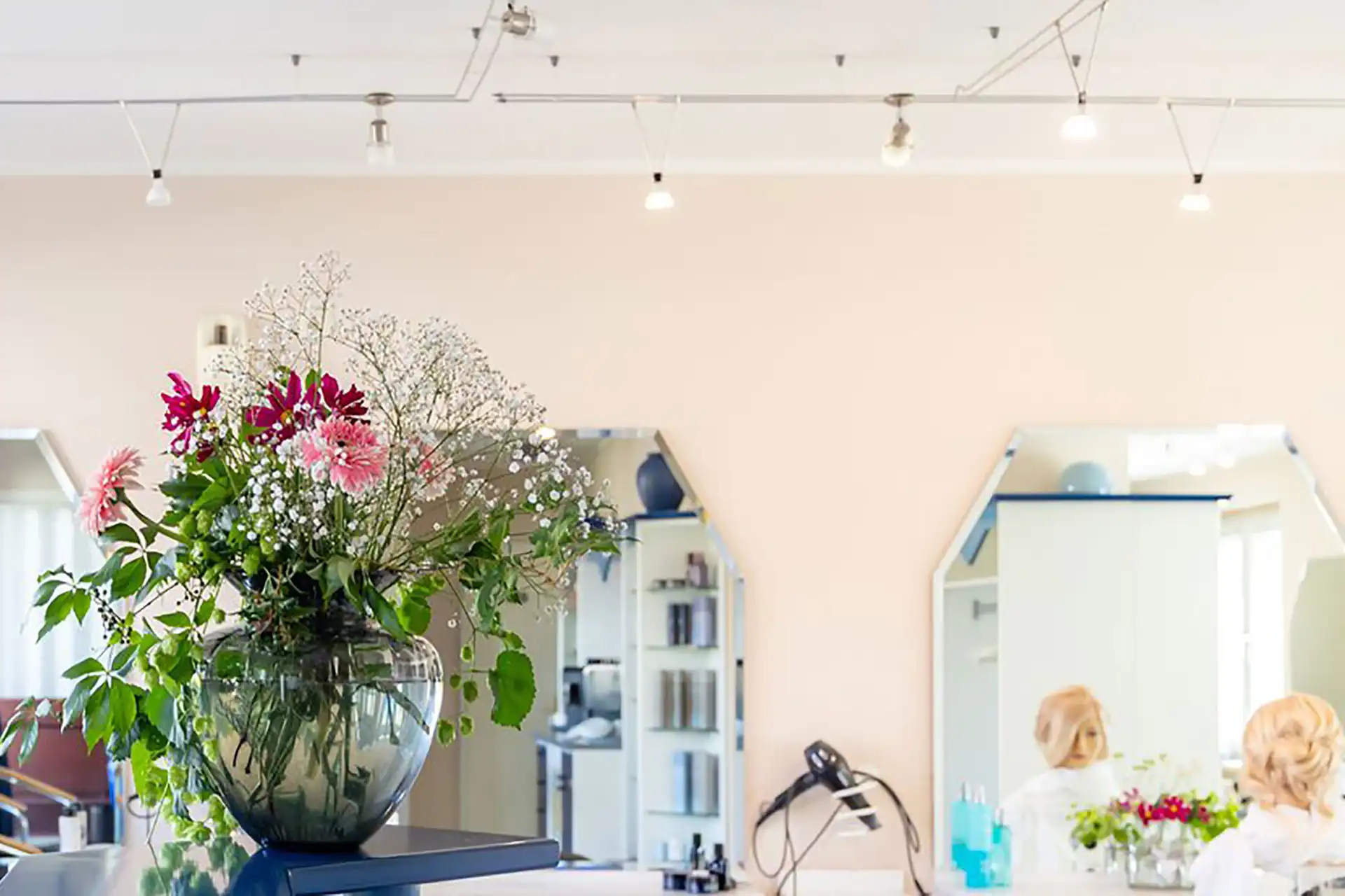 Friseursalon Lengert - (Inhaberin Friseurmeisterin Susanne Weinrich) Schönheit beginnt mit Selbstbewusstsein und einer guten Friseurin. - Friseurdienstleistungen - Innenansicht Salon mit Frisierpuppe im Spiegel