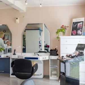 Friseursalon Lengert - (Inhaberin Friseurmeisterin Susanne Weinrich) Schönheit beginnt mit Selbstbewusstsein und einer guten Friseurin. - Leistungen - Pflegende & dekorative Kosmetik